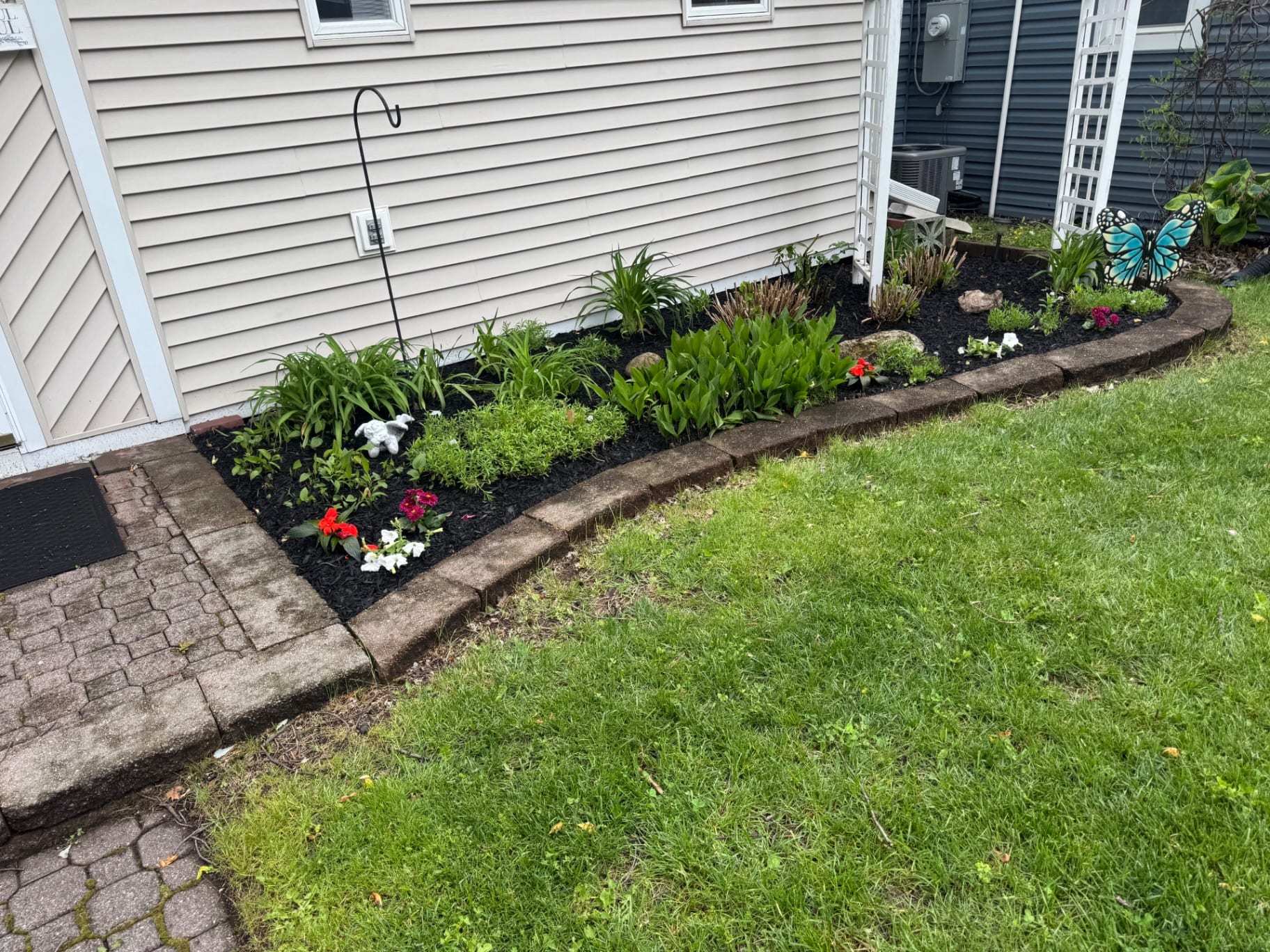 Curved flower bed with fresh mulch and seasonal color